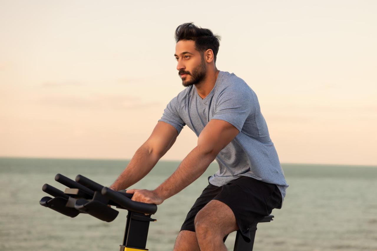 Jumeirah Messilah Beach Kuwait Kuwait City Exterior foto A man on a stationary bicycle