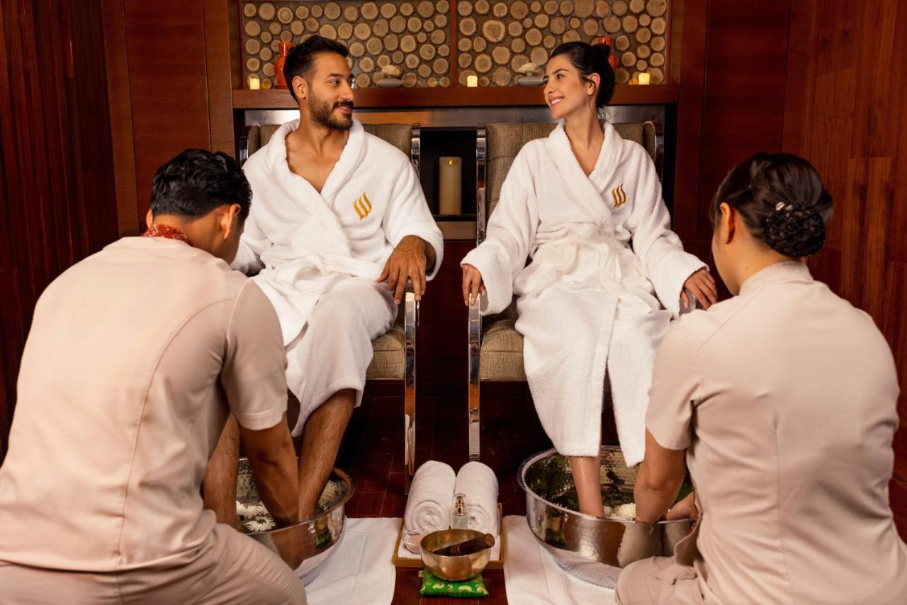 Jumeirah Messilah Beach Kuwait Kuwait City Exterior foto A couple receiving a spa treatment