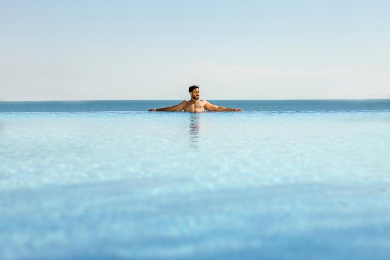 Jumeirah Messilah Beach Kuwait Kuwait City Exterior foto Infinity pool